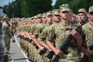 Мільйонний контракт для молоді: що пропонує уряд та як реагують військові