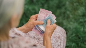 Кому можуть тимчасово призупинити виплату пенсії та що потрібно для її поновлення
