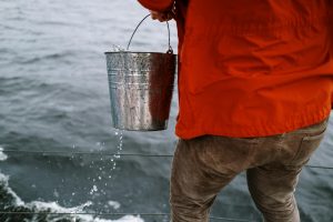 Порожнє відро у руках — чому цю прикмету бояться навіть скептики