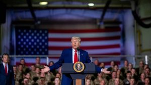 Трамп планує 100% мита на іноземні фільми