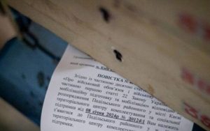 Дізнайтеся, як законопроєкт №15387 пропонує змінити вручення вимог ТЦК та обмеження водійських прав. Читайте ключові норми, винятки й способи подання заяв та деталі.