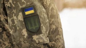 Повістки на вулиці, перевірка документів, телефони та доставка до ТЦК: хто має право вручати повістки та які права мають чоловіки під час мобілізації.