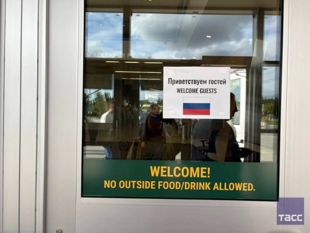 Як зустрічали російських журналістів на Алясці: котлети по київські, розкладушки та стадіон замість готелю
