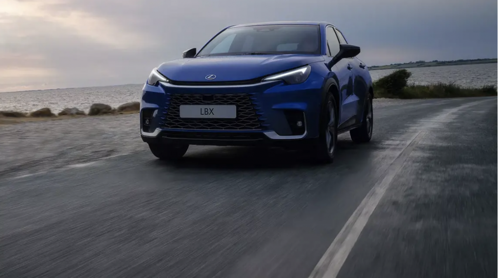 Вибір між Lexus LBX та Lexus LM: що важливіше — маневровість чи комфорт першого класу?