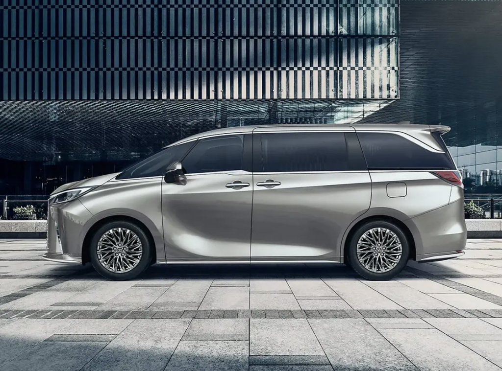 Вибір між Lexus LBX та Lexus LM: що важливіше — маневровість чи комфорт першого класу?