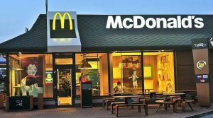 McDonald’s готує Happy Meal зі Спанч Бобом і One Piece. Дізнайтеся, які фігурки увійдуть до серії, коли її чекати в Україні та як отримати іграшки.