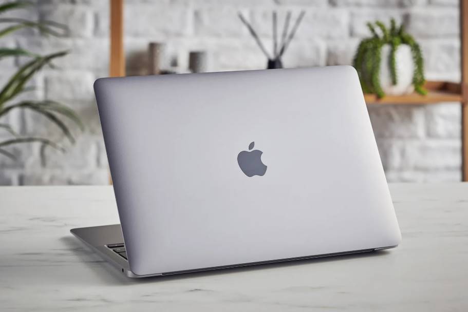 Apple виходить на ринок дешевих ноутбуків і вже тестує J700 для студентів і повсякденних користувачів