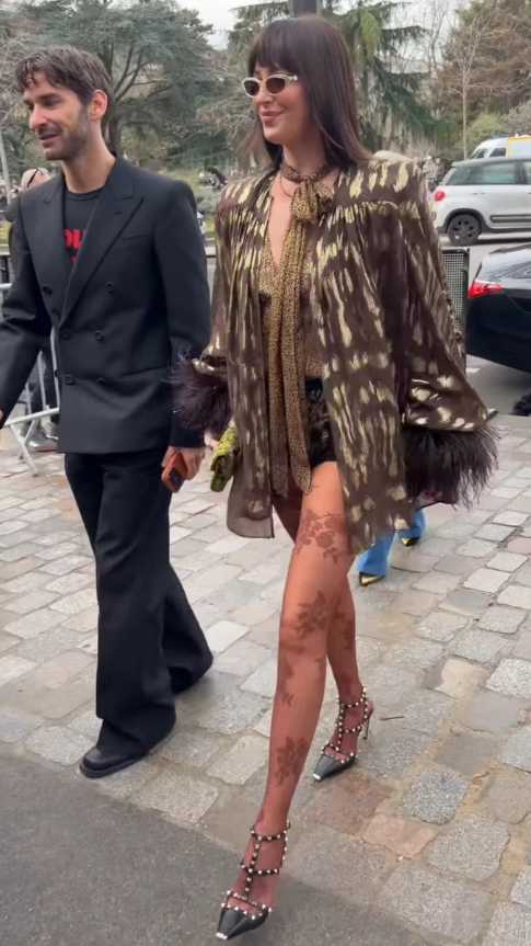 Дакота Джонсон з’явилася на показі Valentino з рокстад‑туфлями і сміливими шортами