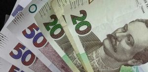 Виплати до Дня Незалежності 2026 становлять від 450 до 3100 грн. Дізнайтеся, кому гроші нарахують автоматично, а кому потрібно подати заяву до ПФУ.
