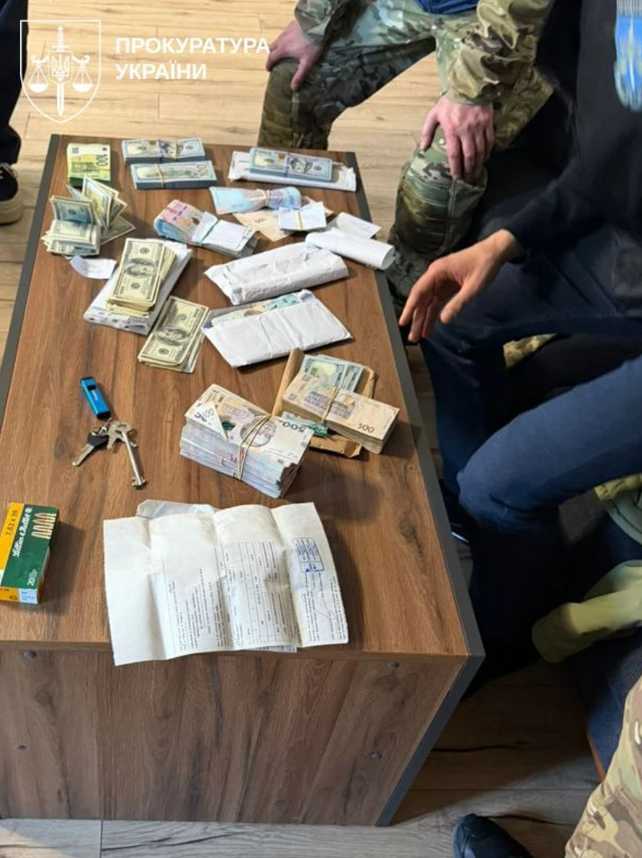 СБУ затримала двох своїх високопосадовців у справі про хабар від бурштинового бізнесу