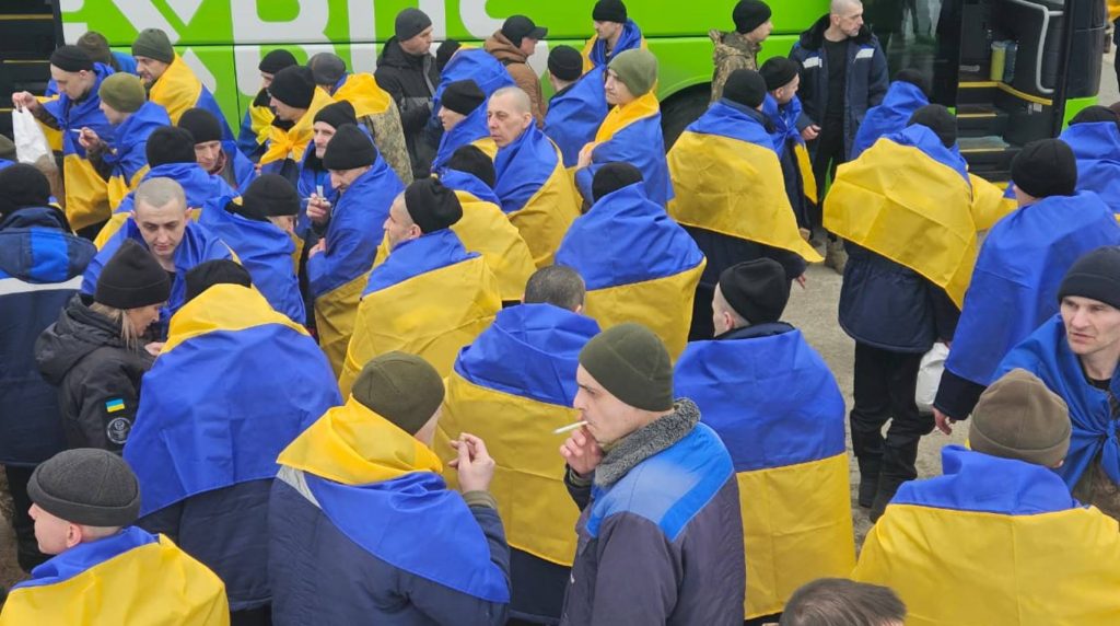 Україна повернула з російського полону 200 військових: оприлюднено кадри зустрічі