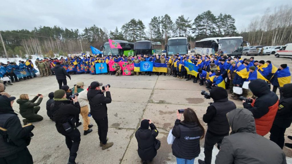 Україна повернула з російського полону 200 військових: оприлюднено кадри зустрічі
