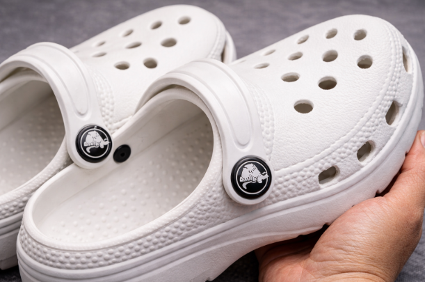 Оригінальні Crocs у 2026 році: як купувати безпечно і не натрапити на фейк