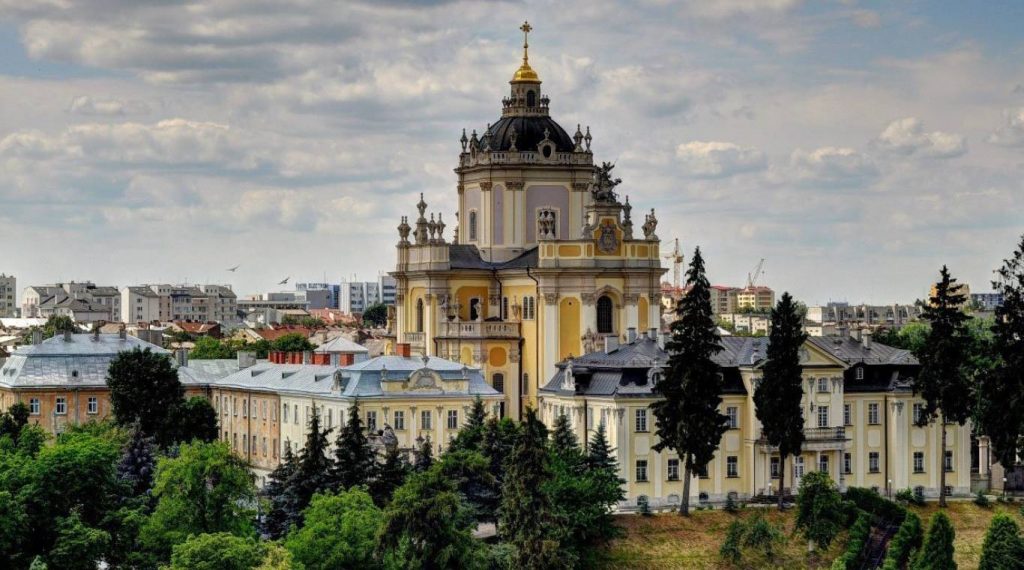 Коли святитимуть паску у Львові на Великдень 2026: розклад богослужінь і чи будуть нічні служби