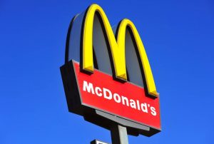 McDonald’s запускає стратегію NEXT: мережа змінить меню й порції, зробить ставку на курятину та напої й активніше використовуватиме ШІ в ресторанах.