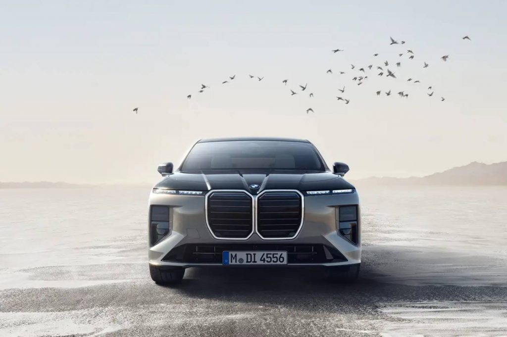 BMW представила нову 7 Series: флагман отримав оновлений дизайн, цифровий кокпіт і броньовану версію