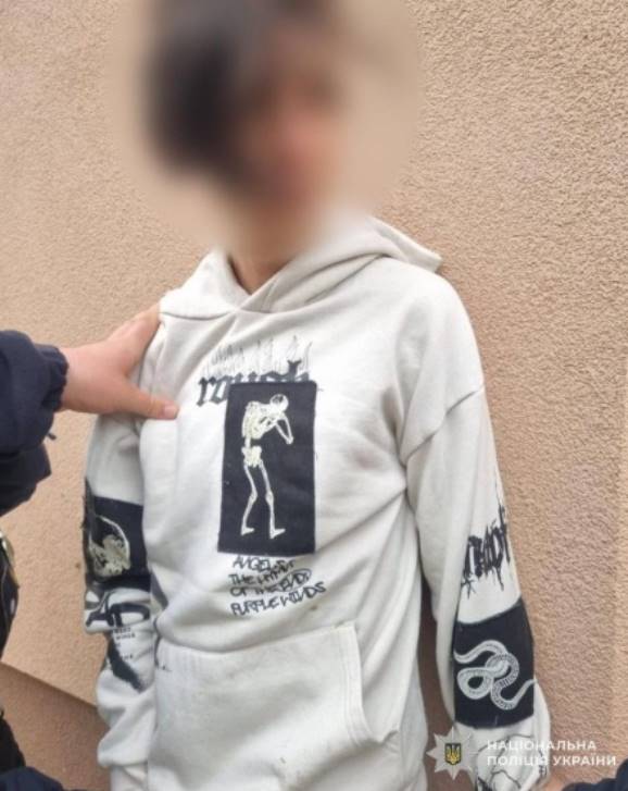 На Закарпатті школяр дістав пістолет на уроці та поранив однокласника