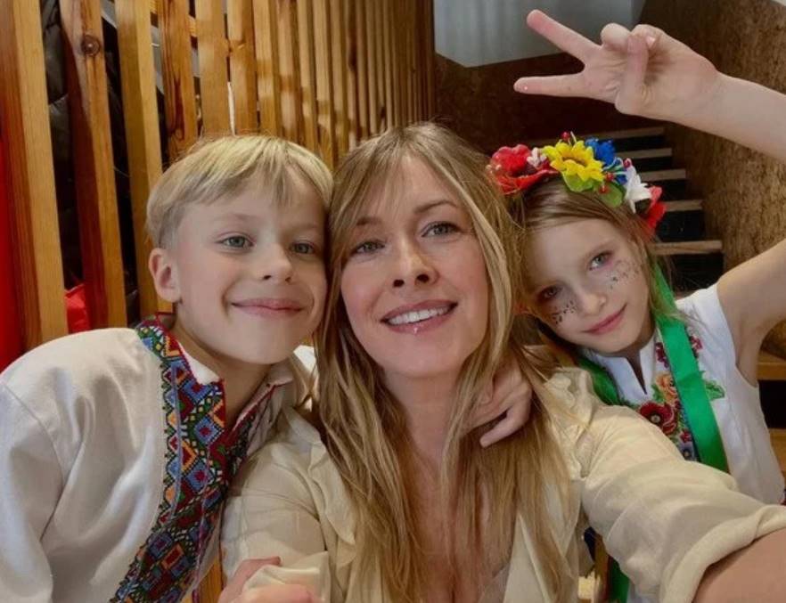 Олена Кравець показала 9-річних двійнят у вишиванках та розповіла про їхній літній відпочинок у Карпатах