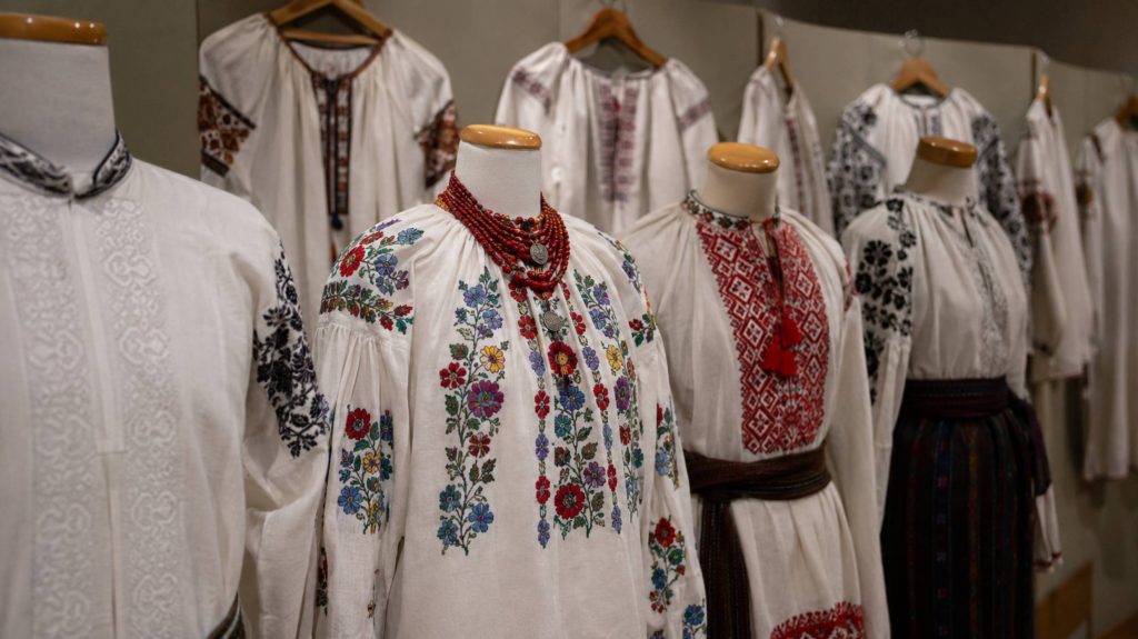 Про що розповідає українська вишиванка: значення кольорів, орнаментів і давніх символів