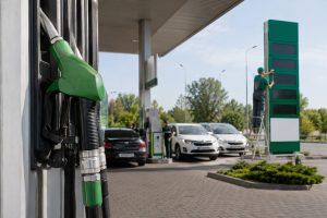 Дізнайтеся ціни на бензин, дизель та автогаз 15 липня на АЗС України, порівняйте пропозиції мереж і розрахуйте вартість повного бака.
