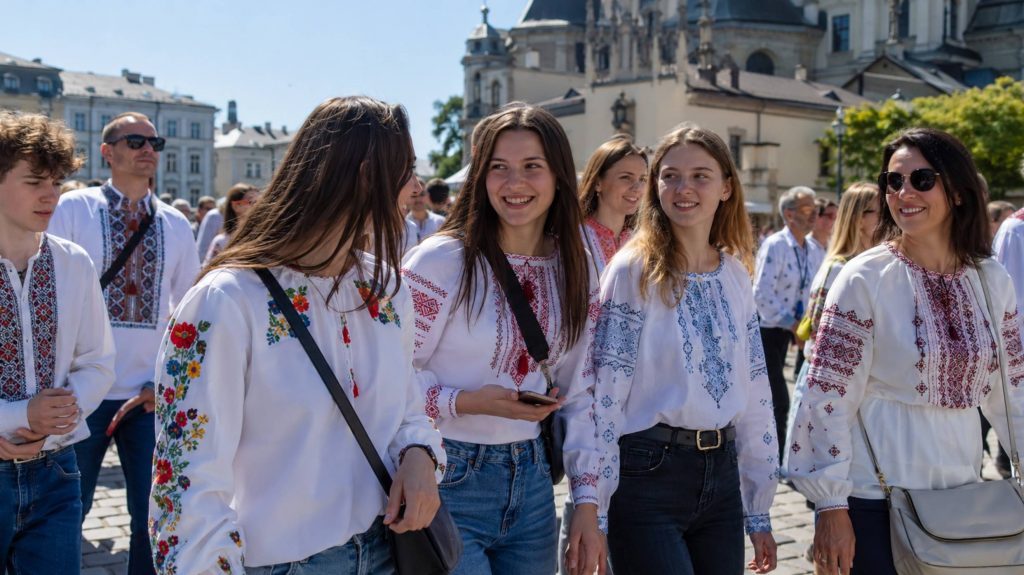 Про що розповідає українська вишиванка: значення кольорів, орнаментів і давніх символів