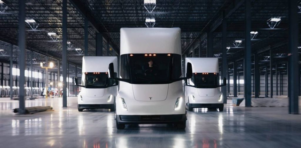 Tesla uruchomiła seryjną produkcję elektrycznej ciężarówki Tesla Semi: ile kosztuje i jaki ma zasięg