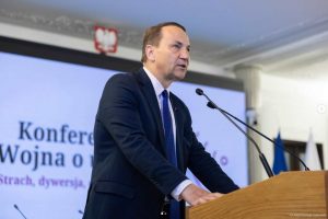 Сікорський пояснив, чому заяви Путіна про НАТО можуть свідчити про провокацію Росії. Дізнайтесь, який сценарій бачать у Польщі.