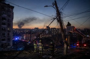 У Києві після нічної атаки РФ пошкоджено ЛЕП: без світла були понад 140 тисяч родин. Знеструмлення також фіксують у чотирьох областях України, триває ремонт мережі.