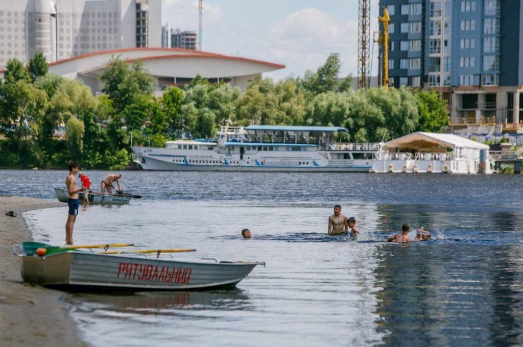 Де покупатися в Києві 2026: які пляжі відкриті, список озер з адресами та маршрутами