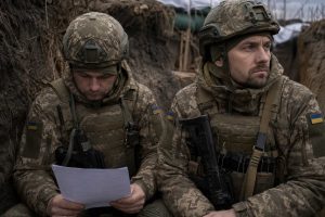 Військові, які не підпишуть нові контракти Міноборони, продовжать службу до загальної демобілізації, але збережуть чинні виплати.
