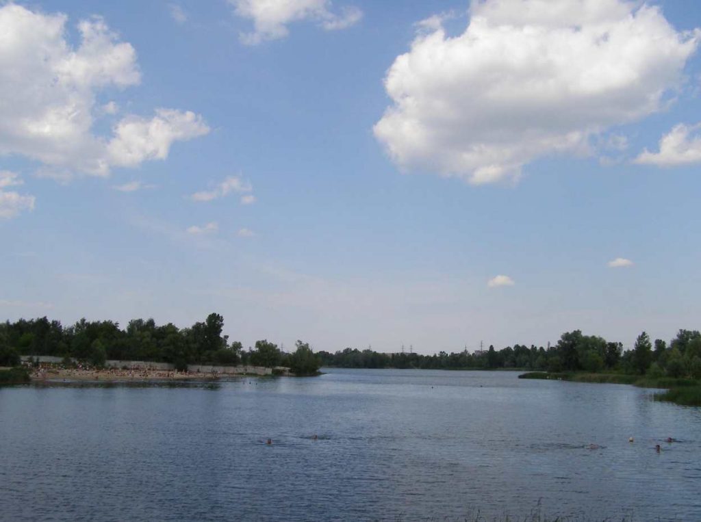 Де покупатися в Києві 2026: які пляжі відкриті, список озер з адресами та маршрутами