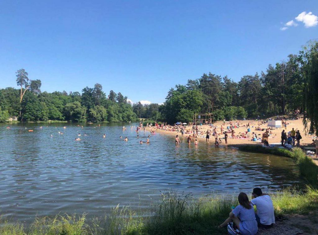 Де покупатися в Києві 2026: які пляжі відкриті, список озер з адресами та маршрутами
