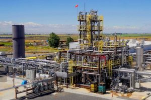 Дізнайтеся, як у США запустили перший завод авіапалива з CO₂: технологія, сировина й користь для авіації. Читайте деталі запуску AirPlant One та впливу на ринок SAF.