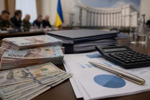 Кабмін заклав у Бюджетну декларацію два сценарії для України, курс долара понад 51 грн, зростання мінімальної зарплати та потребу у фінансуванні.