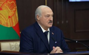 Лукашенко вибачився перед Зеленським за різкі слова і заявив, що Білорусь не планує військових дій проти України, визнавши вразливість країни тепер.