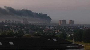 У Московському регіоні заявили про атаку сотень дронів, пожежу на заводі та пошкодження будинку. Дізнайтеся про наслідки й роботу аеропортів.