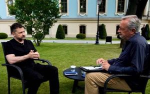 Зеленський прокоментував можливе повернення Федорова, кадрові рішення, конфлікти між структурами та роль дронів і військових на фронті. Читайте деталі.