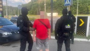 У Києві 70-річного хірурга підозрюють у замовленні вбивства ексдружини через майно. Дізнайтеся деталі справи та схему поліції.
