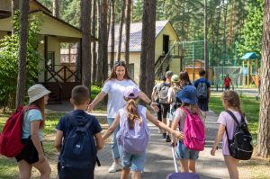 Дізнайтеся, хто може отримати безкоштовну путівку дитині у 2026 році, як обрати табір, подати документи та скористатися державною програмою.