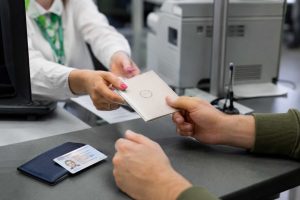 Втратили міжнародне посвідчення водія? Дізнайтеся, як оформити нове без іспитів, які документи подати та куди звернутися. Перевірте інструкцію.