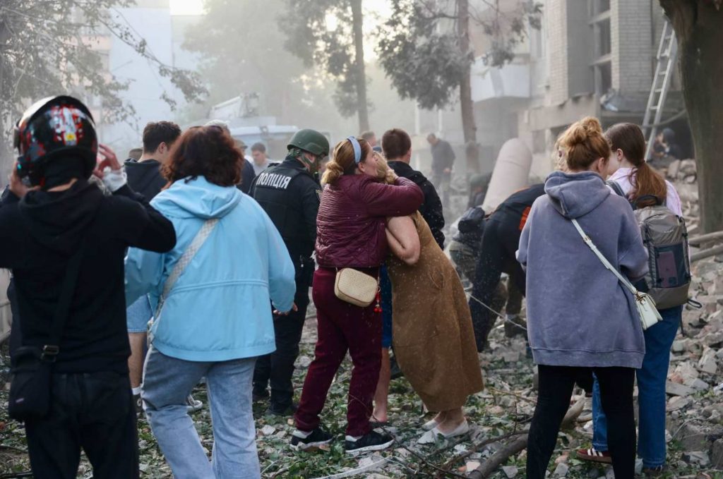 Ракета влучила в будинок у Львові: скільки людей постраждали та що відомо