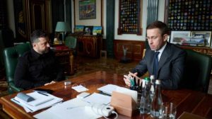У владі розглядають чотирьох кандидатів на посаду нового прем’єра. Дізнайтеся, хто може очолити уряд і з ким уже зустрівся Зеленський.