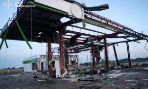 Дізнайтеся, де на трасі Харків — Полтава знищені АЗС, чи є дефіцит пального та як водіям підготуватися до поїздки. Перевірте маршрут.