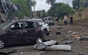 Росія атакувала багатоповерхівку в Запоріжжі: допомога медиків знадобилася 18 людям. Дізнайтеся про наслідки удару та роботу рятувальників.