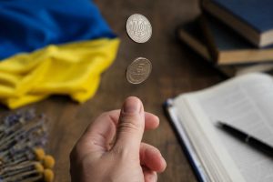 Дізнайтеся, чим українською замінити вислів «орел чи решка», звідки він походить і як правильно називати боки монети. Читайте пояснення філолога.