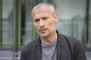 Австрійський актор Йоганнес Кріш помер у Відні у 59 років після боротьби з раком. Дізнайтеся про його ролі, нагороди, кар’єру та родину.
