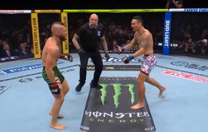 Макс Голловей переміг Конора Макгрегора технічним нокаутом на UFC 329 після травми коліна ірландця. Дізнайтеся результат і подробиці головного бою турніру. 2026 року