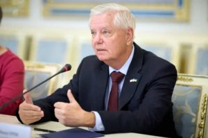 Ліндсі Грем помер у 71 рік після раптової хвороби. Читайте про останній візит сенатора до Києва, підтримку України та санкційний тиск на Росію.