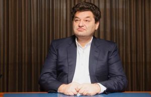 Під Києвом знайшли тіло жінки, яку підозрювали у замаху на бізнесмена Вадима Єрмолаєва. Відомо про двох затриманих у справі.