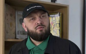 ФСБ заявила про зірвану атаку 35 дронів на завод у Підмосков’ї та звинуватила Київстонера. Дізнайтеся деталі справи й реакцію репера.